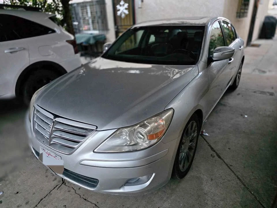 2010 Hyundai Genesis - Image 2 of 18
