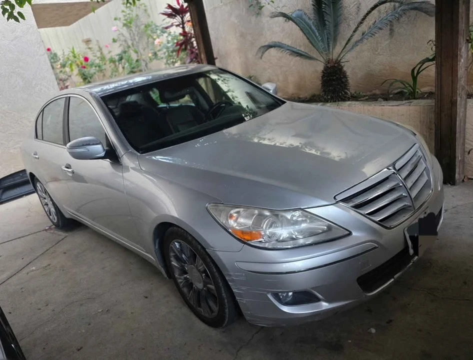 2010 Hyundai Genesis - Image 12 of 18
