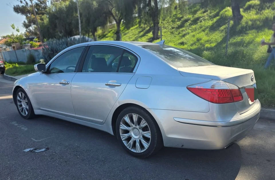 2010 Hyundai Genesis - Image 16 of 18