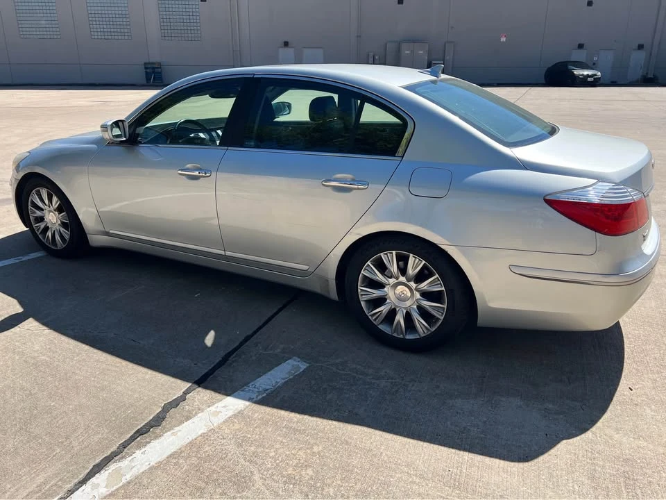 2010 Hyundai Genesis - Image 4 of 20