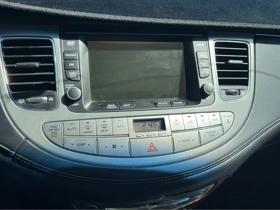 2010 Hyundai Genesis - Image 8 of 20