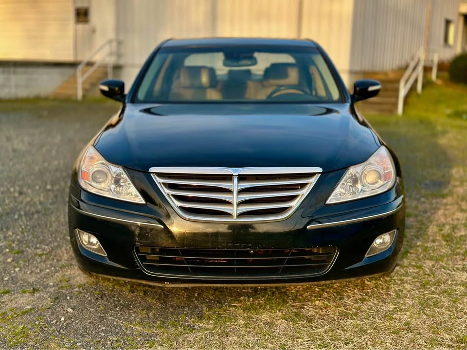 2010 Hyundai Genesis - Image 2 of 20