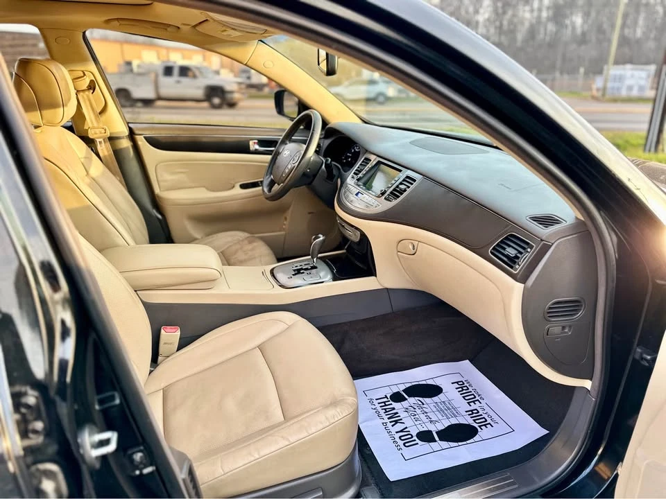 2010 Hyundai Genesis - Image 13 of 20