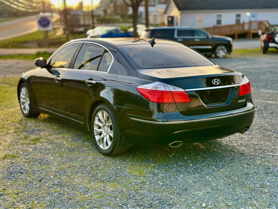 2010 Hyundai Genesis - Image 4 of 20