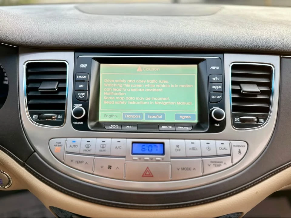 2010 Hyundai Genesis - Image 17 of 20