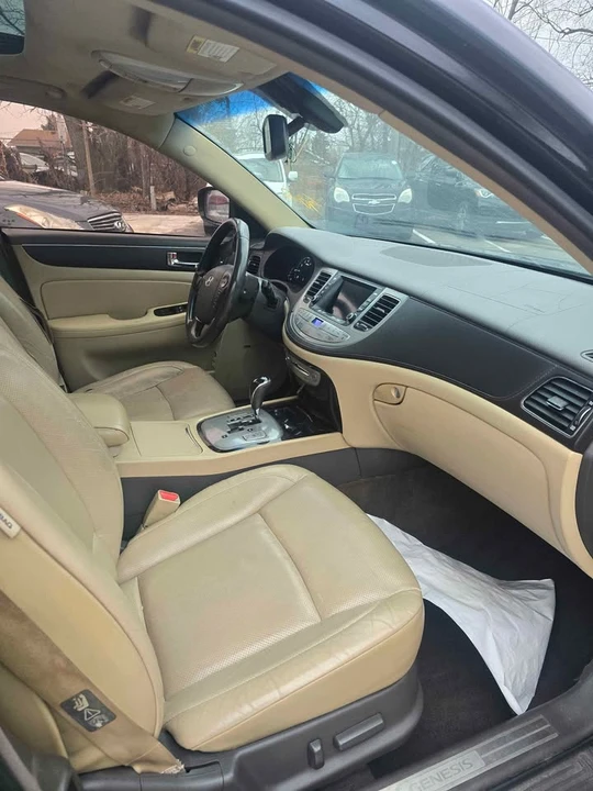 2010 Hyundai Genesis - Image 10 of 12