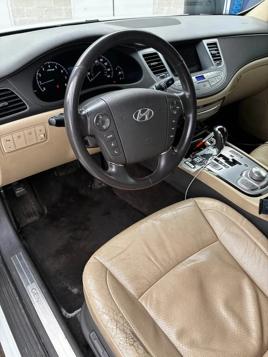 2010 Hyundai Genesis - Image 8 of 12