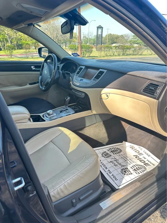 2010 Hyundai Genesis - Image 13 of 18
