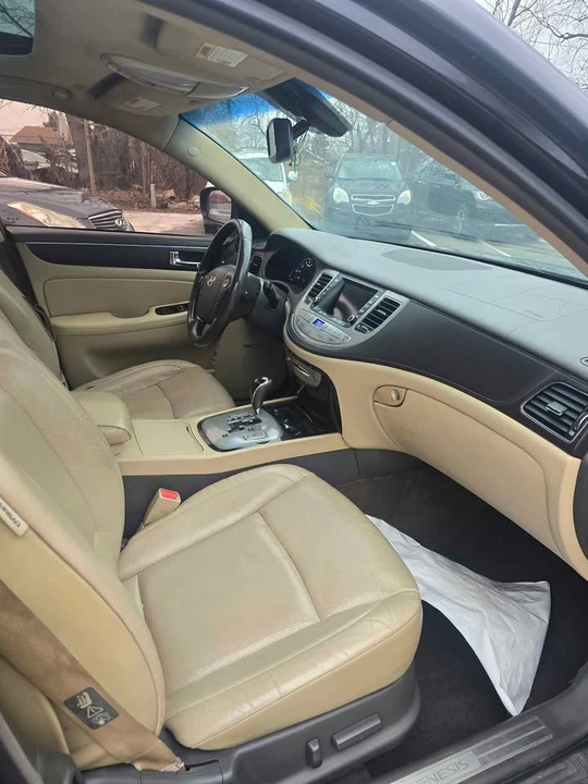 2010 Hyundai Genesis - Image 8 of 12