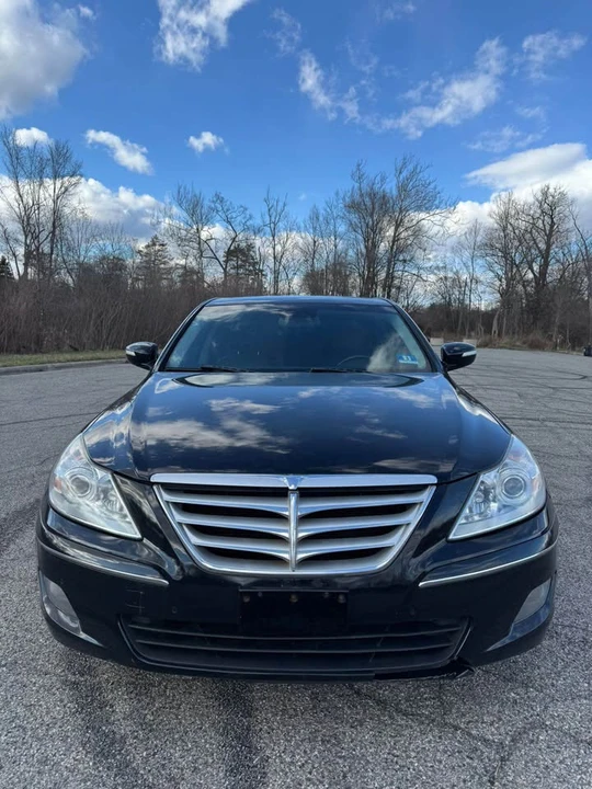 2010 Hyundai Genesis - Image 2 of 11