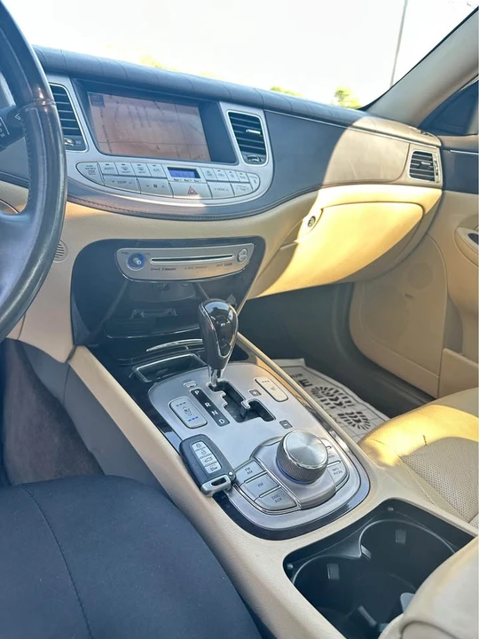 2010 Hyundai Genesis - Image 9 of 18