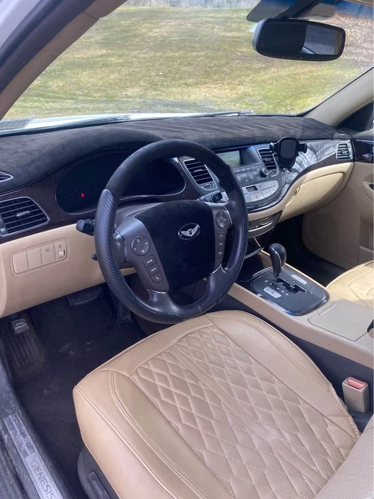 2010 Hyundai Genesis - Image 13 of 21
