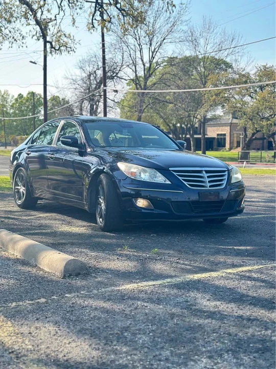 2010 Hyundai Genesis - Image 2 of 18