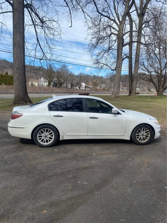 2010 Hyundai Genesis - Image 8 of 21