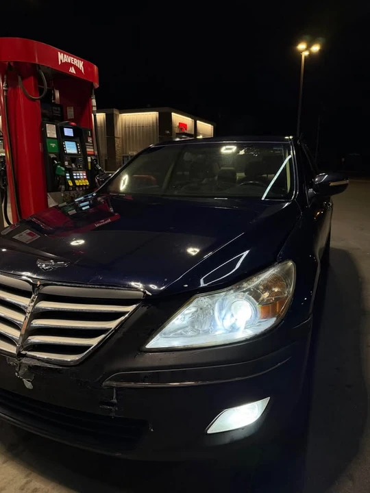2010 Hyundai Genesis - Image 4 of 8