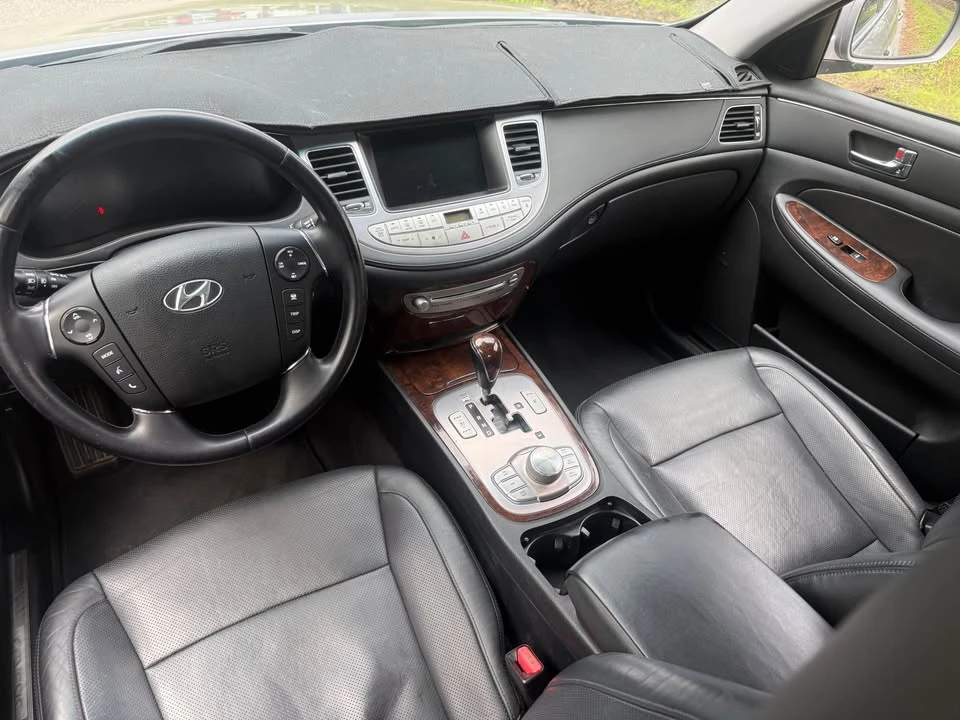 2010 Hyundai Genesis - Image 14 of 18