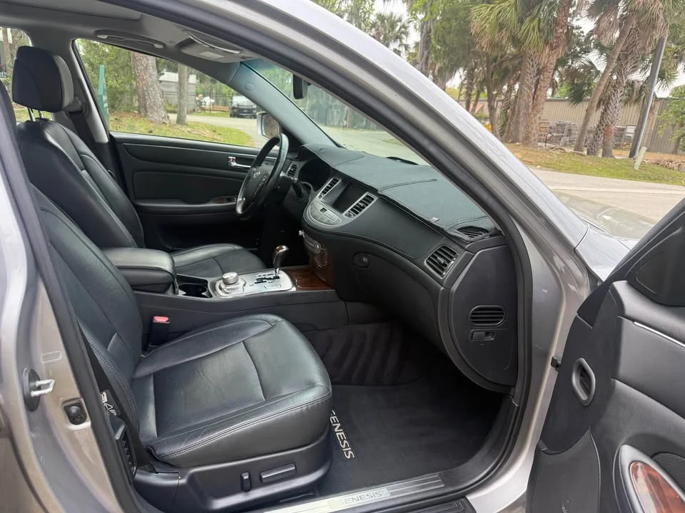 2010 Hyundai Genesis - Image 17 of 19