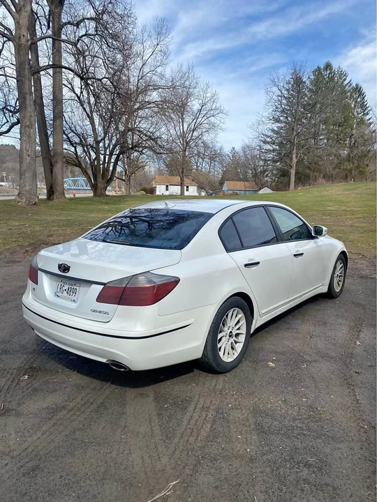2010 Hyundai Genesis - Image 2 of 21