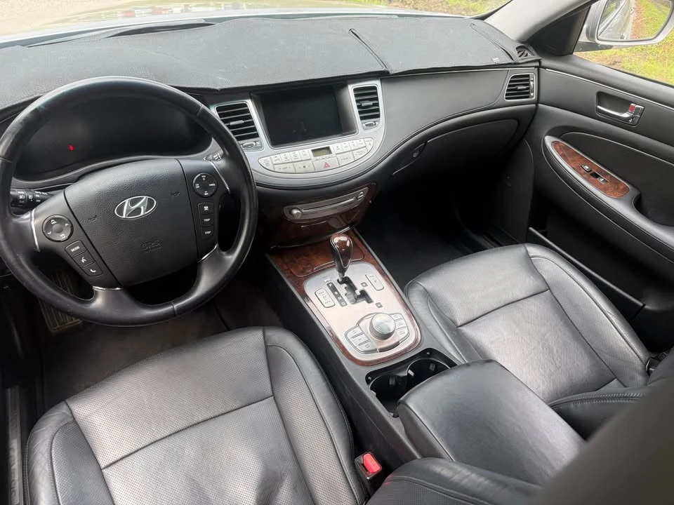 2010 Hyundai Genesis - Image 11 of 19
