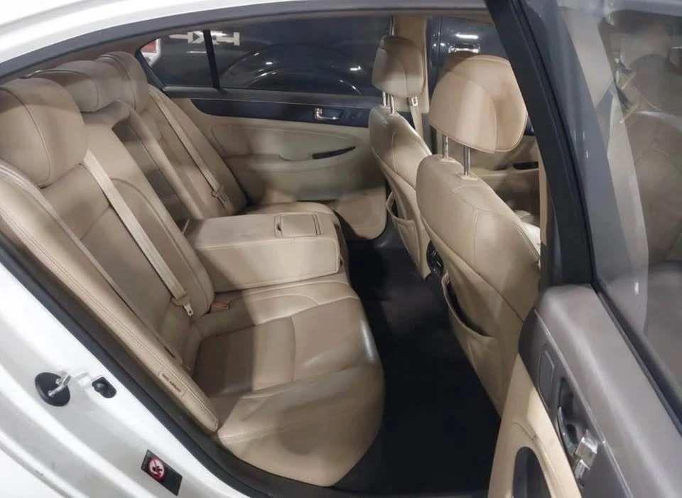 2010 Hyundai Genesis - Image 6 of 7