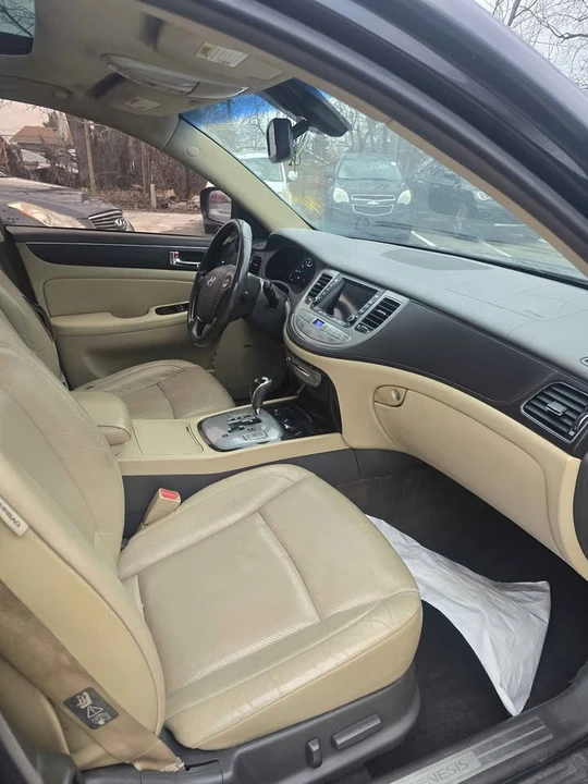 2010 Hyundai Genesis - Image 8 of 11