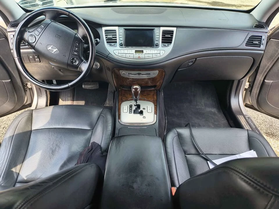 2010 Hyundai Genesis - Image 12 of 17