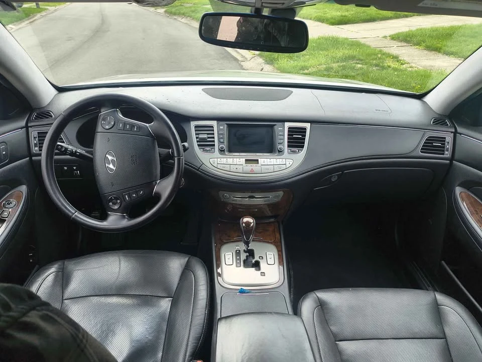 2010 Hyundai Genesis - Image 11 of 17