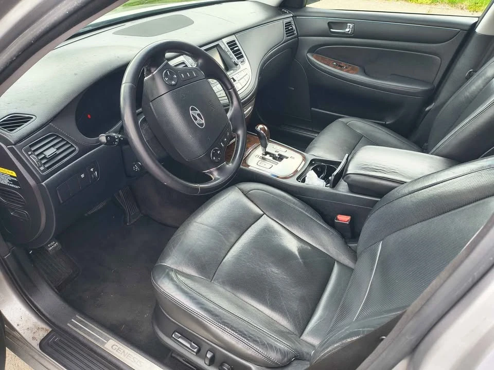 2010 Hyundai Genesis - Image 10 of 17