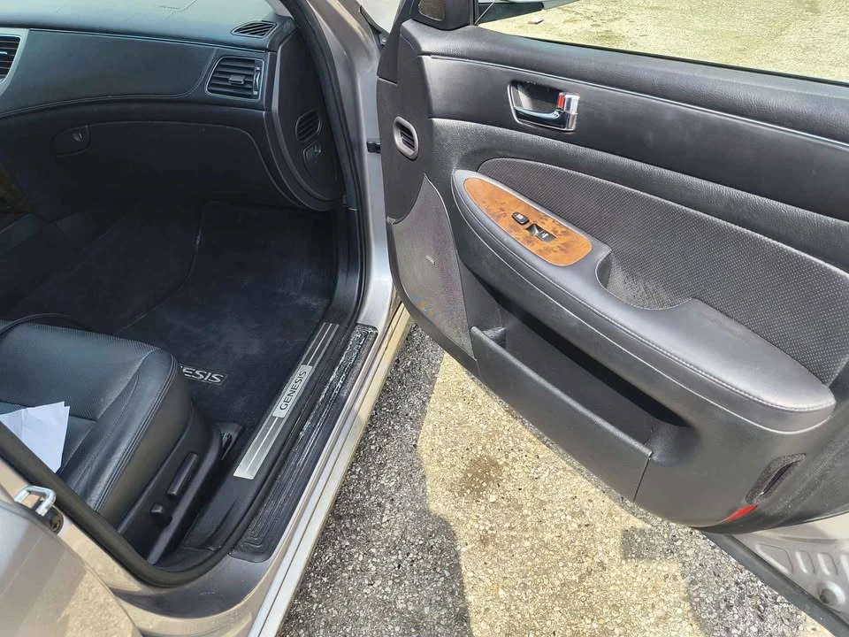 2010 Hyundai Genesis - Image 16 of 17