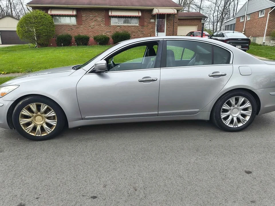 2010 Hyundai Genesis - Image 2 of 17