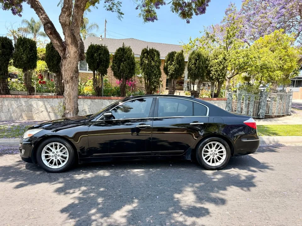 2010 Hyundai Genesis - Image 2 of 10