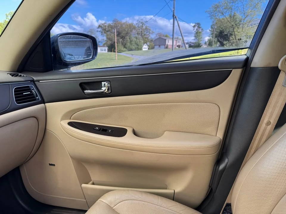 2010 Hyundai Genesis - Image 16 of 20