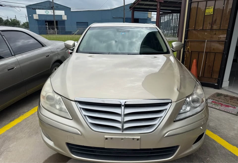 2010 Hyundai Genesis - Image 2 of 11