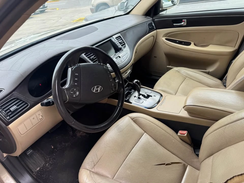 2010 Hyundai Genesis - Image 6 of 11