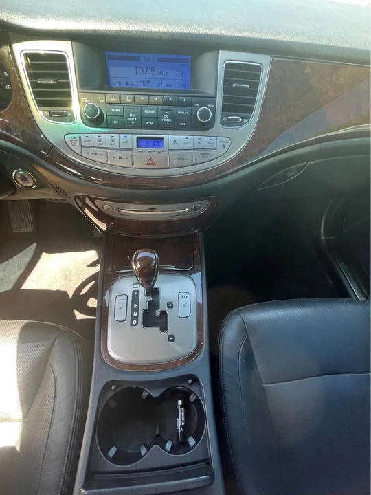 2010 Hyundai Genesis - Image 8 of 13