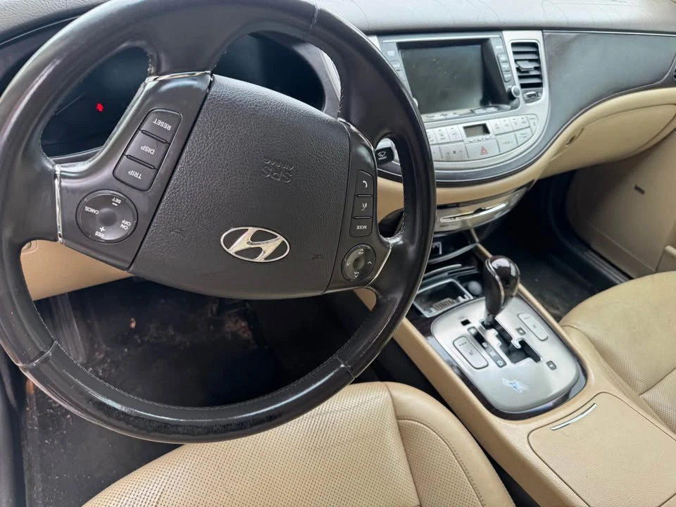 2010 Hyundai Genesis - Image 8 of 11