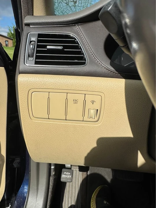 2010 Hyundai Genesis - Image 8 of 20