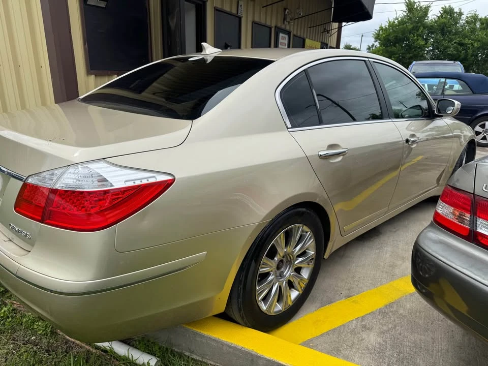 2010 Hyundai Genesis - Image 5 of 11