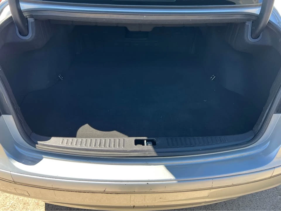 2010 Hyundai Genesis - Image 17 of 20