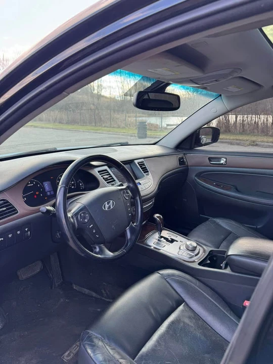 2010 Hyundai Genesis - Image 8 of 12