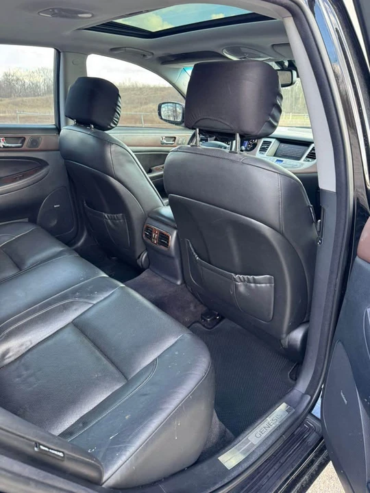2010 Hyundai Genesis - Image 11 of 12