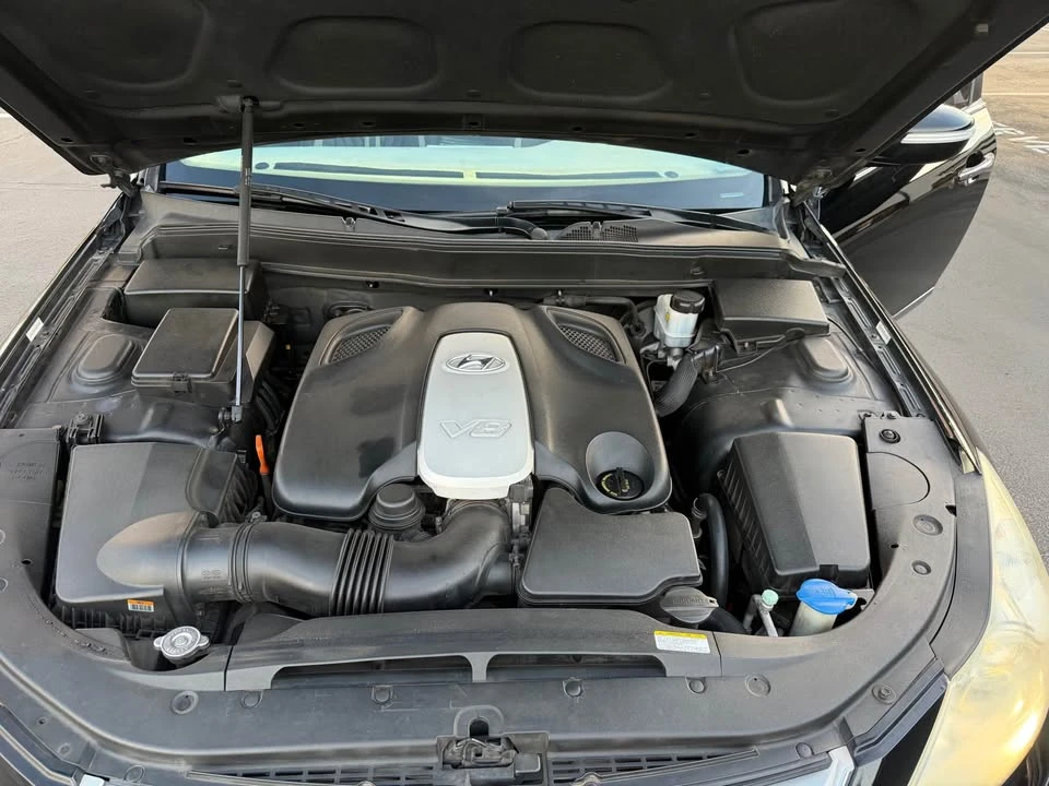 2010 Hyundai Genesis - Image 10 of 13