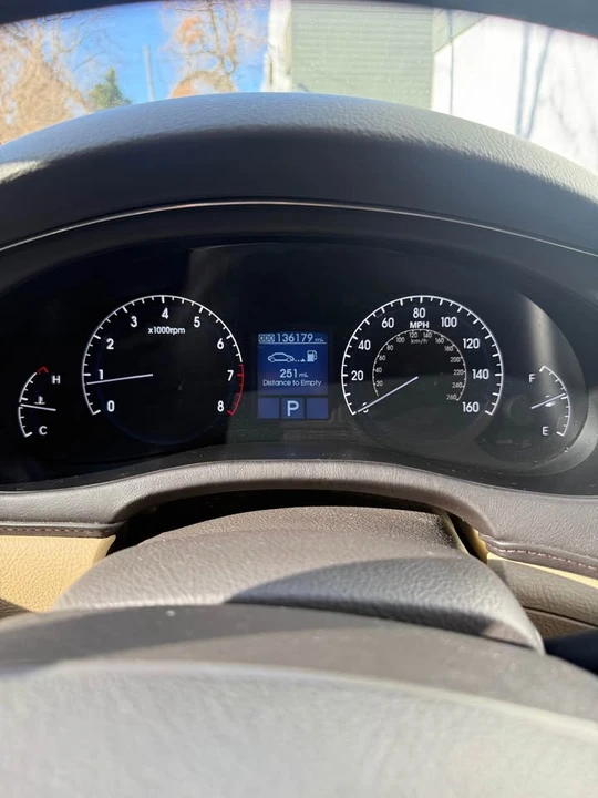 2010 Hyundai Genesis - Image 6 of 17