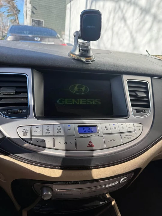2010 Hyundai Genesis - Image 8 of 17