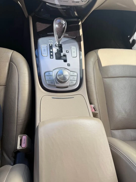 2010 Hyundai Genesis - Image 10 of 17