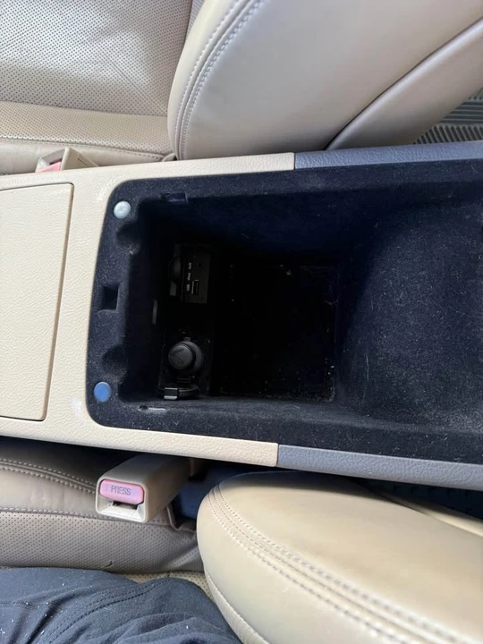 2010 Hyundai Genesis - Image 12 of 17