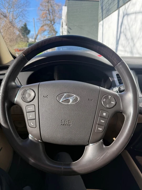 2010 Hyundai Genesis - Image 7 of 17