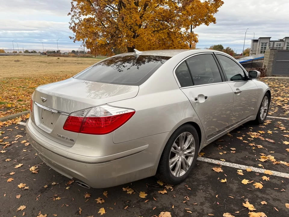 2010 Hyundai Genesis - Image 5 of 12