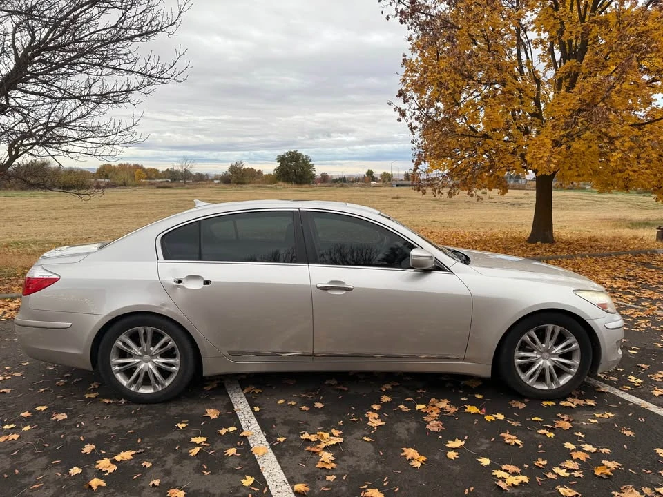 2010 Hyundai Genesis - Image 6 of 12