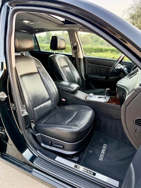 2010 Hyundai Genesis - Image 13 of 20